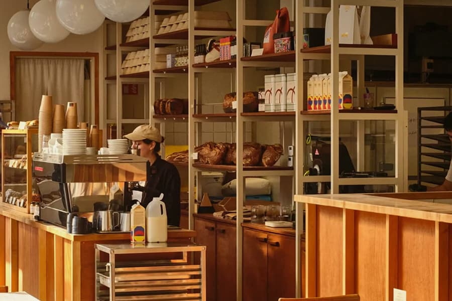 Panadería con vitrina de pan recién horneado