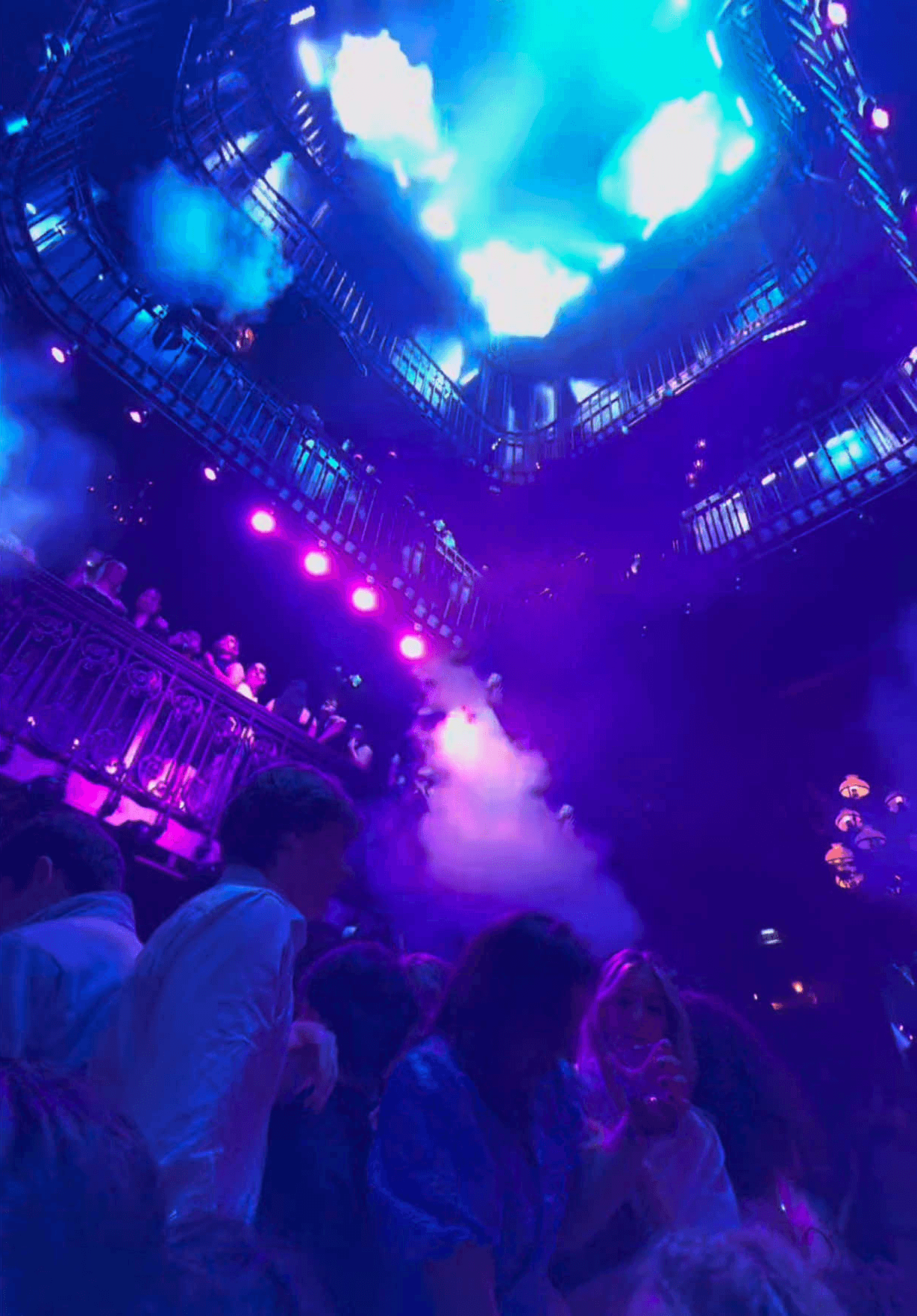 Pista de boliche con luces tenues y gente bailando